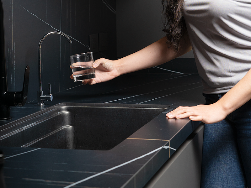 Imagen mujer tomando agua